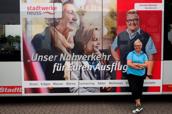 Stadtwerke-Busfahrerin Annette Albrecht vor ihrem Bus